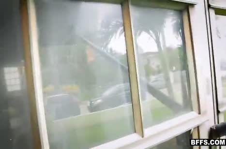 Три молодые красотки встают в очередь перед пенисом парня