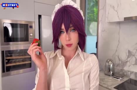 Подруга с сиреневыми волосами хвастает попкой