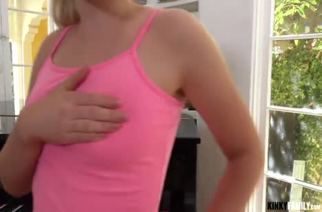 Dakota Bleu старательно берет хер в ротик и скачет на нем верхом