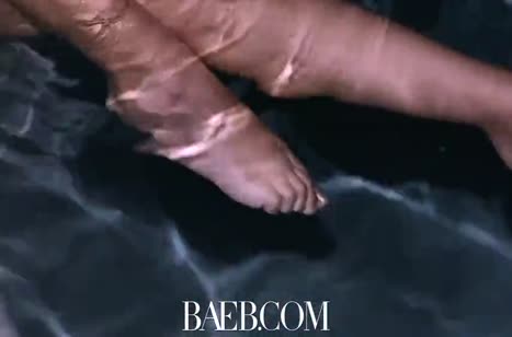 Чика раздевается на камеру и смачно трахается с другом