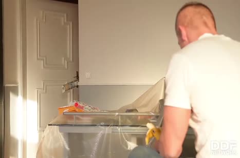 Хозяйка отплатила мужику за ремонт развратным сексом