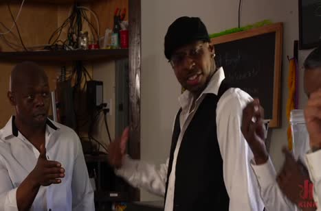 Толпа мужиков безжалостно дерет бедную Jesse Pony