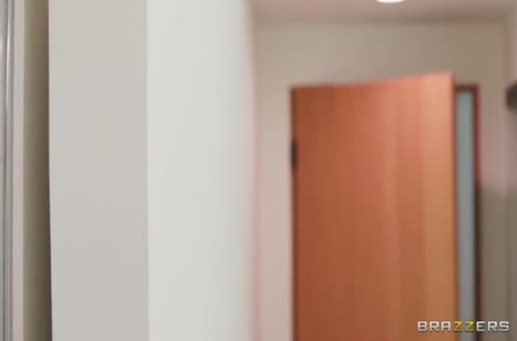 Друг семьи давно запал на секси женушку своего товарища