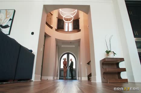 Аппетитной блондиночке Cherry Kiss грубо напихали в попу