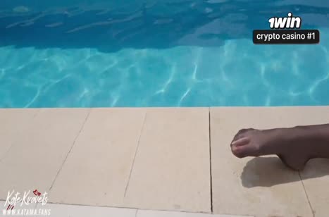 Симпотная девочка сама встает в позу на стуле #2