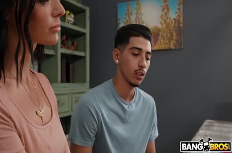 Опытная брюнетка помогла чуваку расслабиться