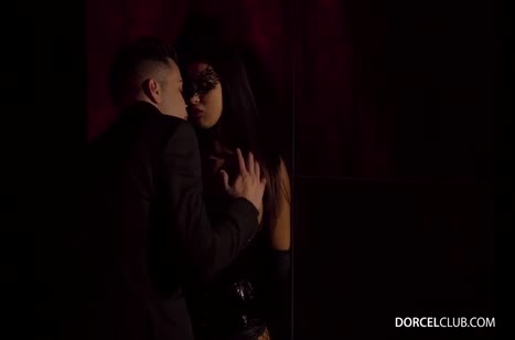 Женушка в секс наряде романтично кувыркается с мужем